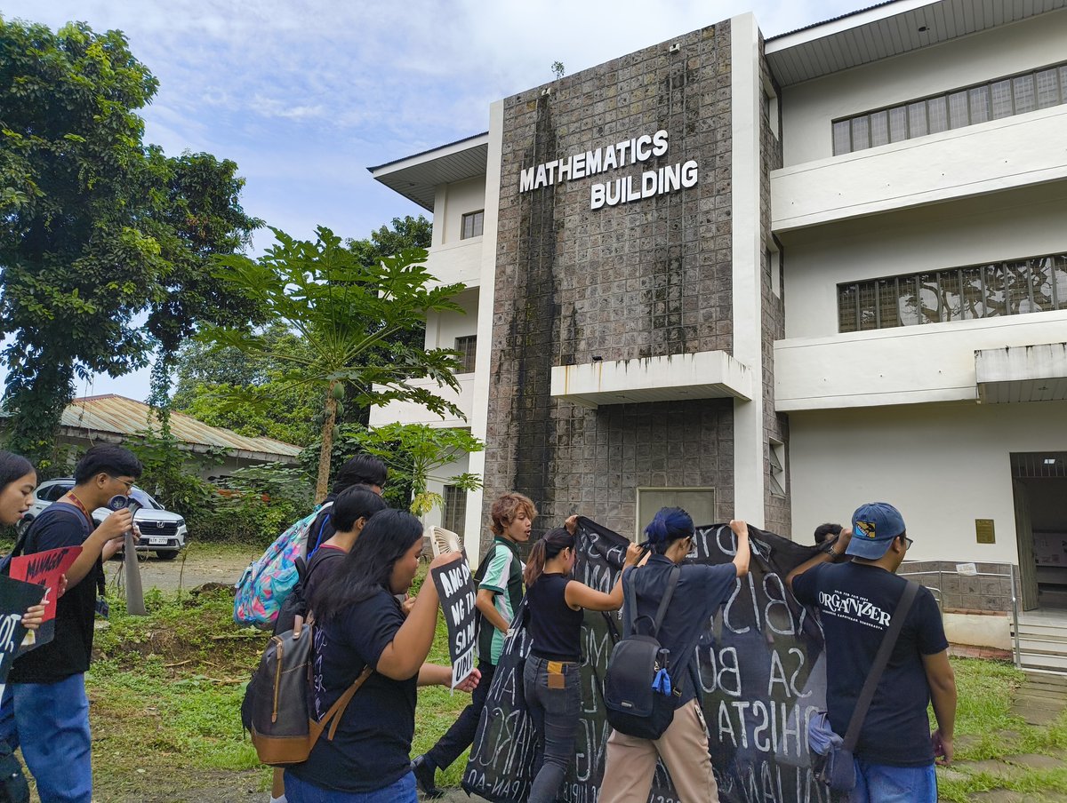 inquirerdotnet's tweet photo. LOOK: Students from the University of the Philippines Los Baños march in solidarity to mark the start of the university-wide walkout on Friday, Sept. 19. 

The students call for adequate basic social services, sustainable climate action, and action against malnutrition. | 📸: UPLB Perspective
