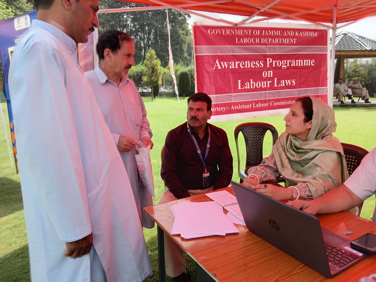 alcgbl's tweet photo. As part of Sewa Parv 2025, District Administration Ganderbal organised a Mega Grievance Redressal Camp. The Labour Department actively participated in the programme where the Deputy Commissioner distributed welfare cheques under the BOCW Act to registered workers. https://t.co/d18JDcAu6A