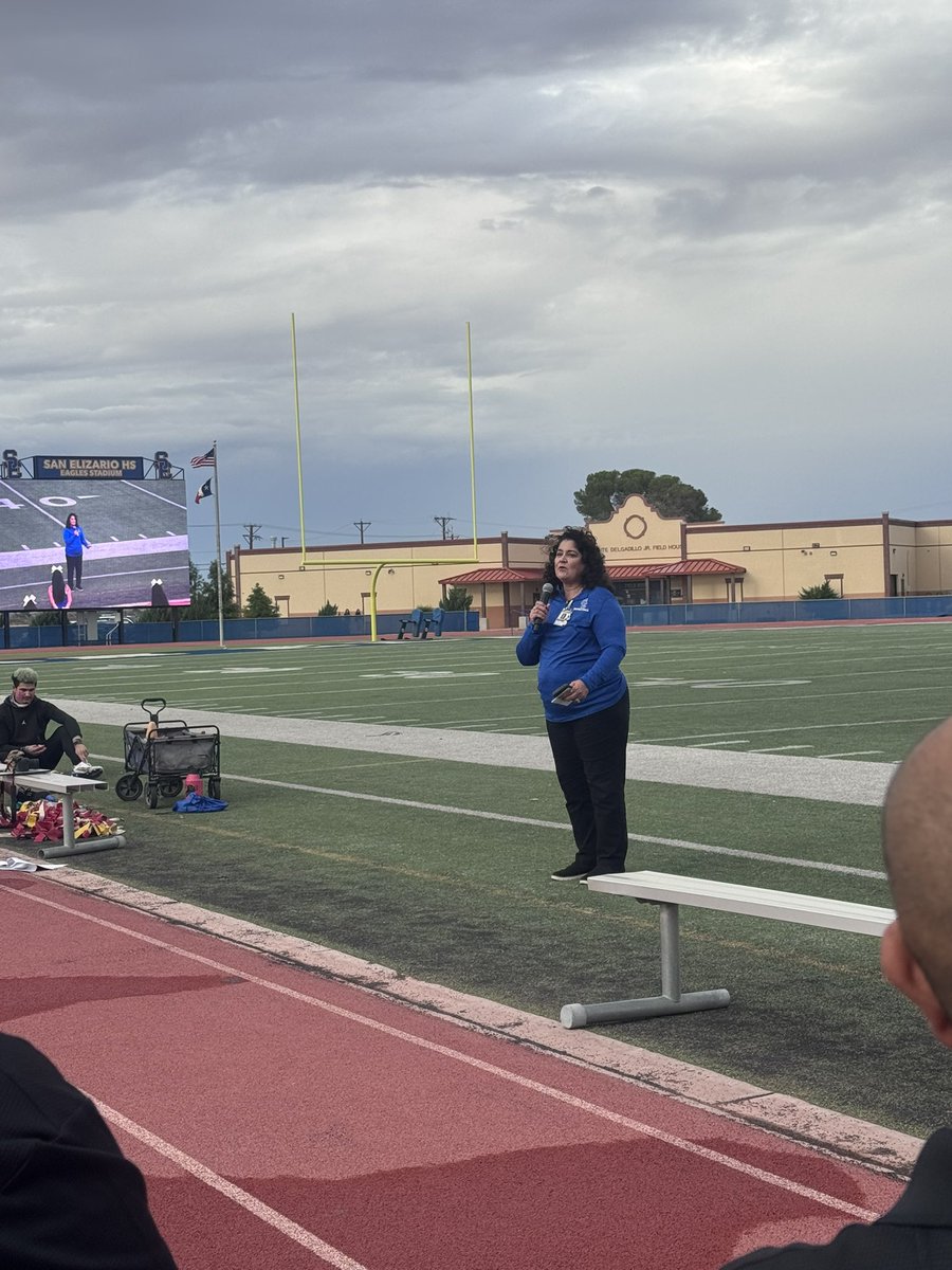 ValChavez2018's tweet image. Great presentation and performance by our Color Guard 💂‍♂️and Eagle Band 🎺 as we welcomed our @SanElizarioISD community to our #HOCO showcase this evening! 💙🦅💛 Congratulations 🎉 to our Honored Ex, Ms. Soledad Gonzalez! 👏🏻 @SanElizarioHS @TroyEnriquezSE