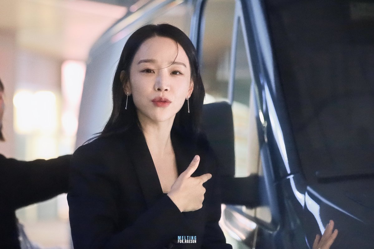 250918 부일영화상 퇴근길💜

사진 못 찍었을까봐 저 이제 가요.. 가도 되죠? 하면서
계속 물어보는거 너무 귀여움😭

#신혜선 #ShinHaeSun