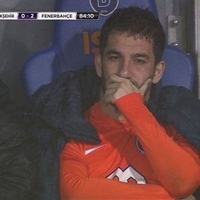 telefonu bırakınca yatakta sıkıntıdan uyuyamıyorum, hayatıma tek heyecan katan ve tek heves beslediğim şeyin beni her seferinde daha da hüsrana uğratıp hevesimi kırması çok yoruyor