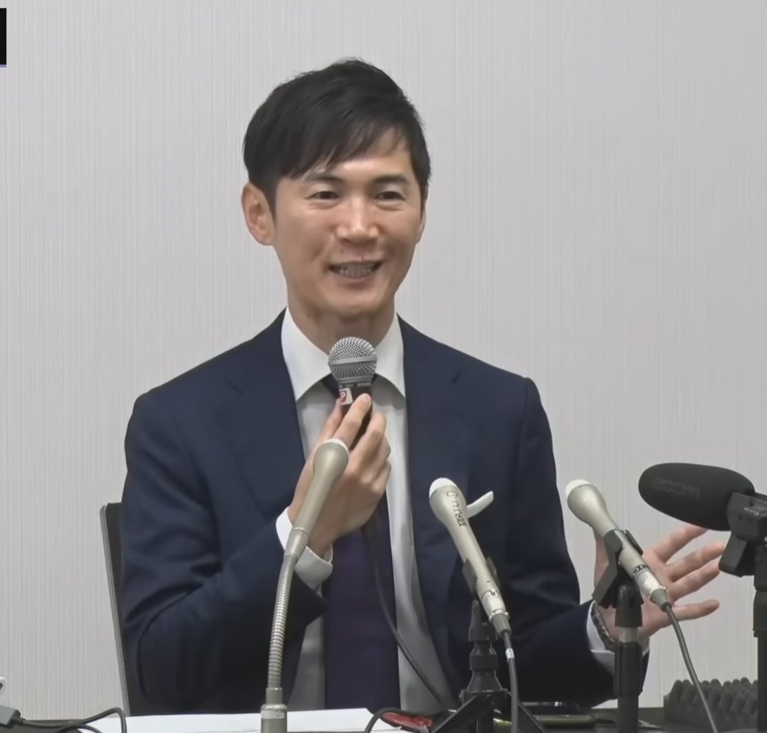 石丸さんが記者会見のような場でテーブルに肘を着いているのを殆どいや全く見たことがなく、この様な所作にも誠実さを感じます。
石丸さんの姿勢の良い記者会見をしばらくお目にかかれないのはさみしい限りです。
＃石丸伸二
＃記者会見
＃再生の道