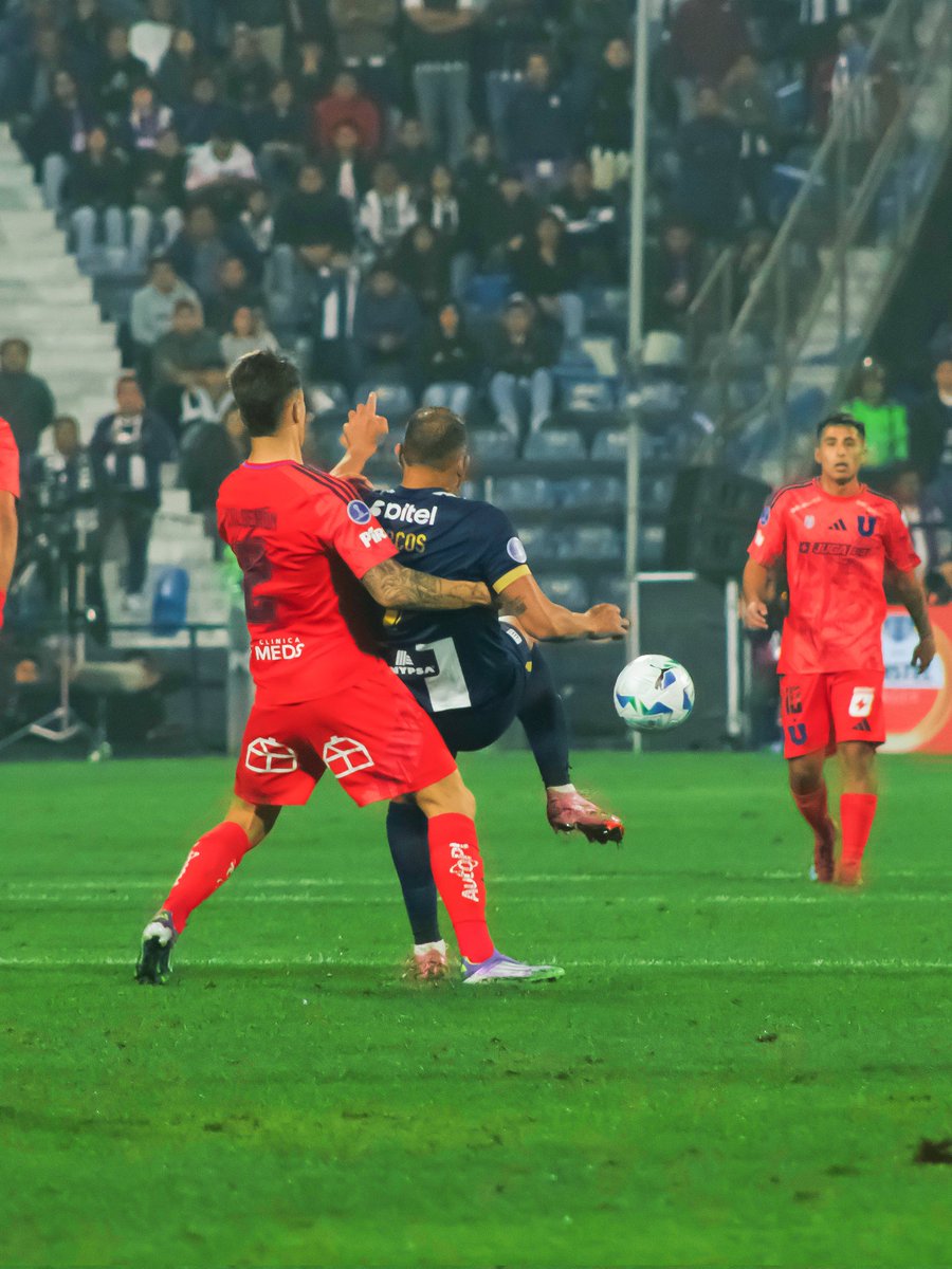 TODO ABIERTO 

Alianza Lima y la 'U' de Chile empataron a cero en Matute. La blanquiazul había jugado un buen 1er tiempo, pero en la 2da mitad se desdibujó, peor aún con la (tonta) expulsión de Zambrano. 

La vuelta será el jueves en Coquimbo (sin público).

📸 Berny Gutiérrez.