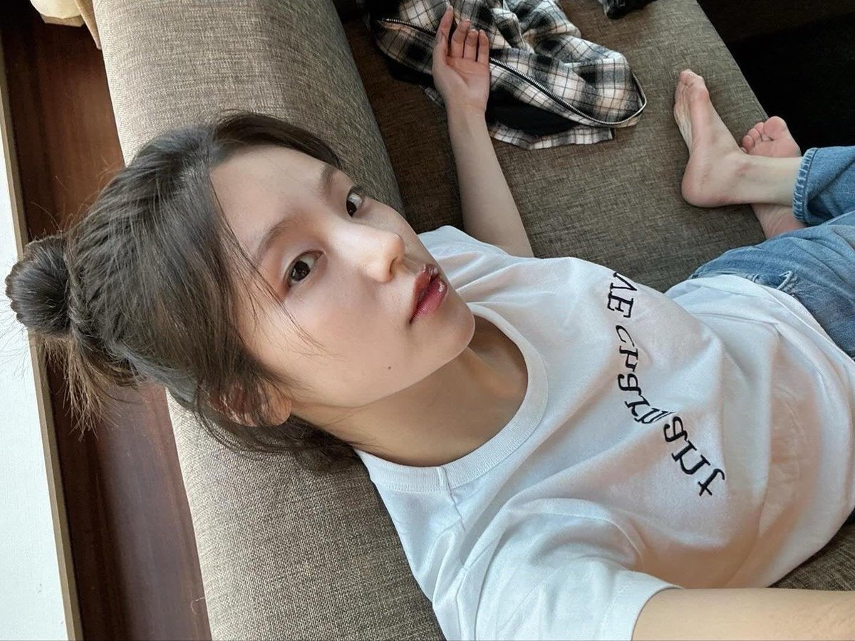 kpopfeetcentral's tweet photo. YEJI https://t.co/blBAAEJ3si