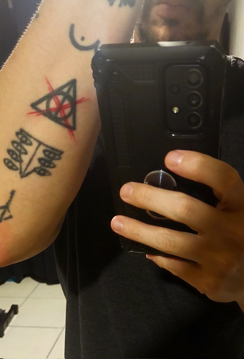 recuadroblanco's tweet photo. Dice la estadistica que más gente se arrepiente de su tatuaje de Harry Potter que de transicionar joven. No puedo hablar de lo segundo, pero lo primero ya quedó permanente. #FUJK #Tattoo https://t.co/6TNiWocKQS