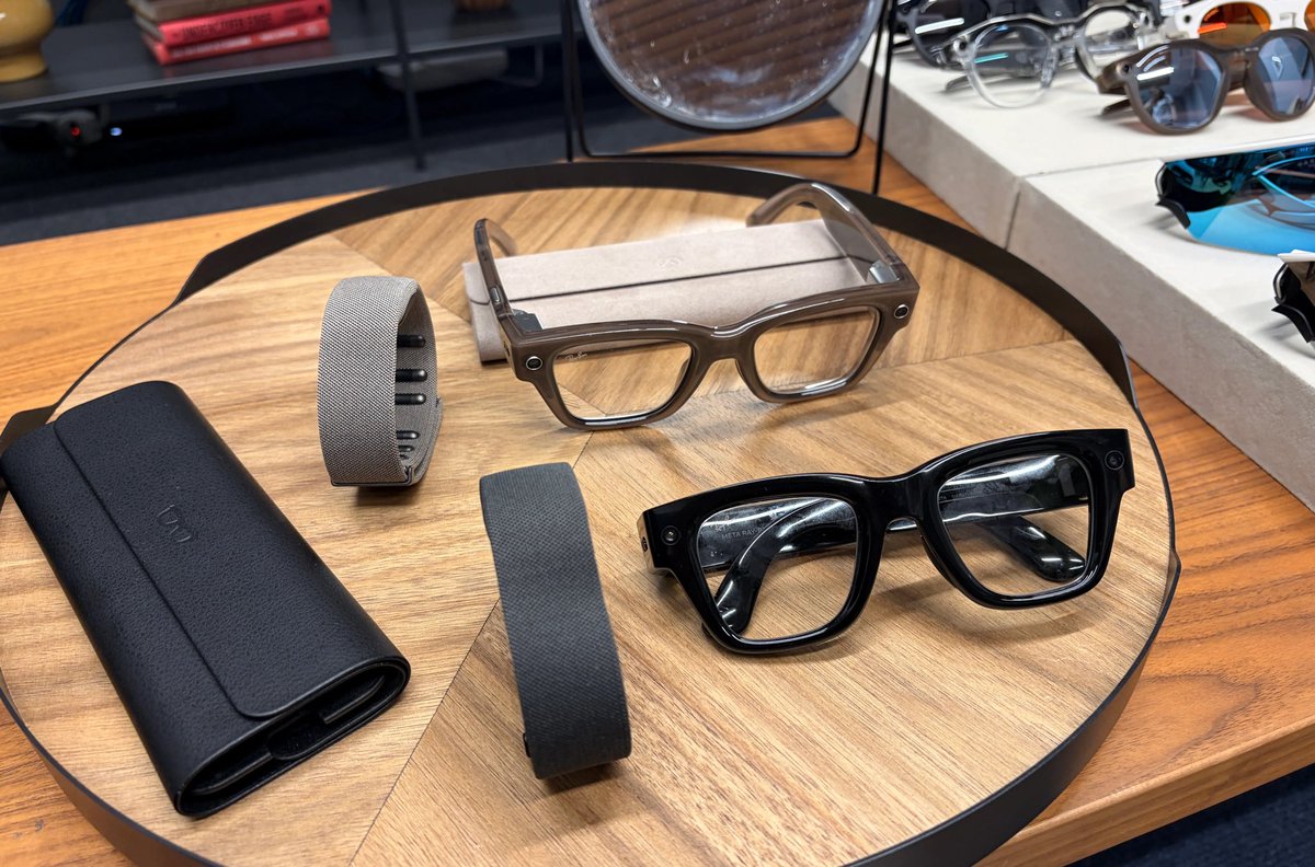 TechWAaron's tweet image. Meta just dropped the Ray-Ban Displays at #MetaConnect2025 👓🔥
Features:
• Heads-up display for photos, videos, messages & maps
• Live captioning
• Video calls
• Neural band integration
The hottest smart glasses on the market right now!