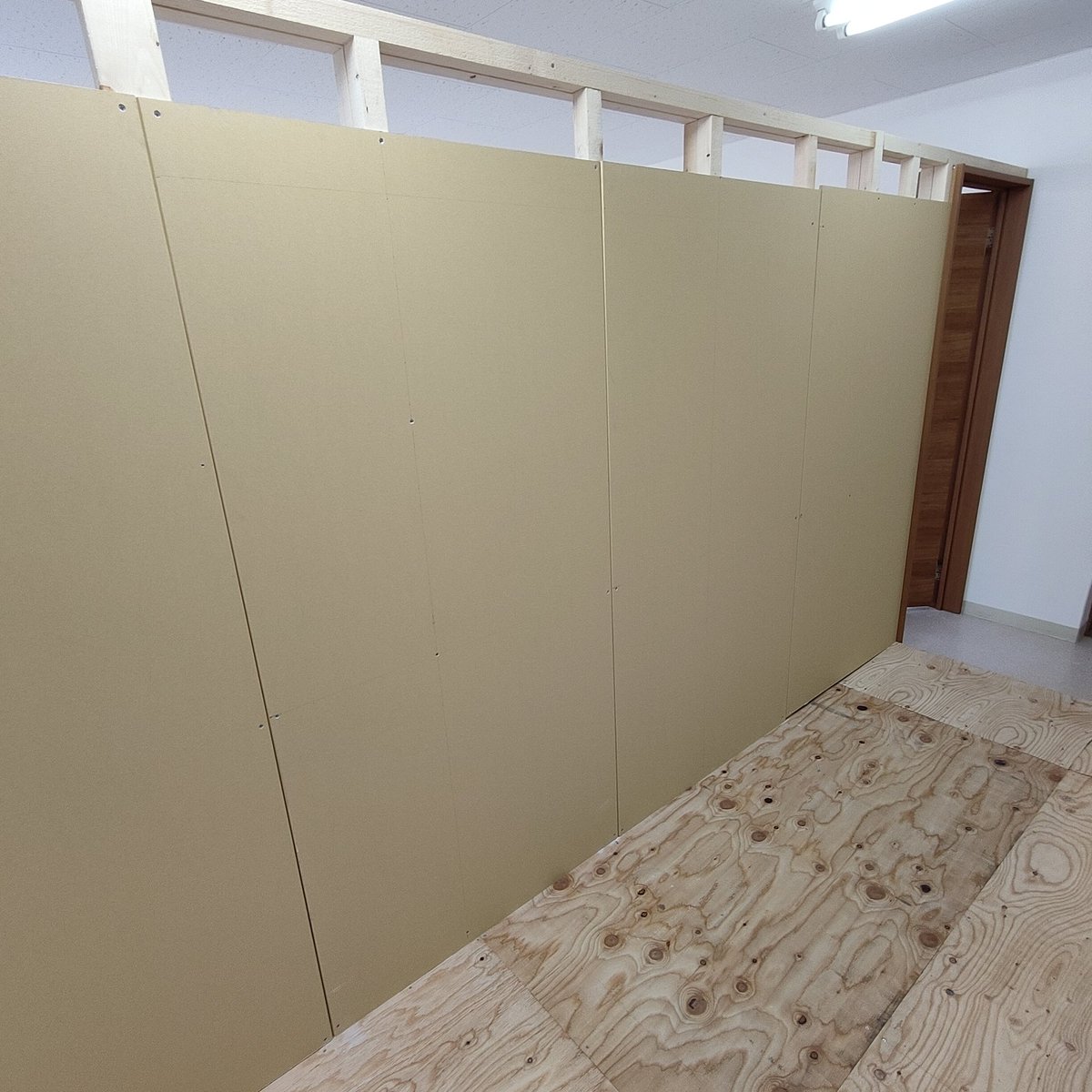 #ルミナス平岸 の間仕切り工事は合間を見ながら作業を進めてるのでなかなか進みませんw
それでもここまで出来てきました〜
完成が楽しみですね〜www
いつでも気軽に遊びに来てくださいね★

#就労継続支援B型事業所
#利用者募集
#就労支援事業所
#札幌市豊平区
#DIY
#内装工事