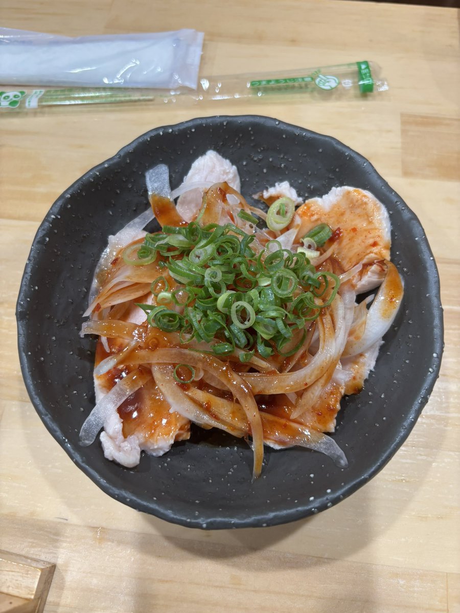 【とりにく鉄板焼 たかちん オープン🔥】

本日も開けました
ご来店お待ちしております💪

【写真】　とりむねトウバンジャン　350円
　むね肉低温調理を冷製で
　辛めのトウバンジャンソースで
　お召し上がりください！