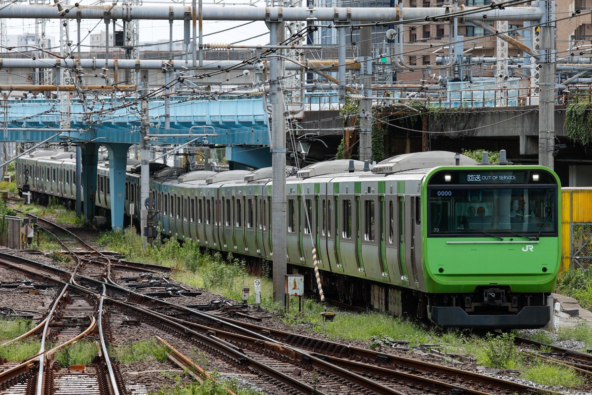 2025/9/19
構内入換
E235系東総車トウ39編成
※山手線環状運転100周年記念ラッピングトレイン(前面施工済、側面未施工)

103系風復刻デザインのE235系が登場、来月の運行開始が待ち遠しいものです