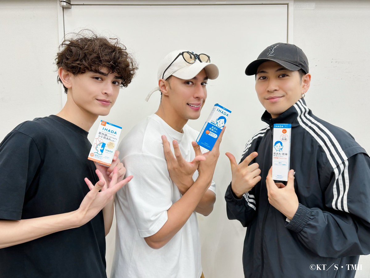 ＜コラボ① スキンケアブランド「IHADA（イハダ）」＞
「イハダ」が新テニミュのキャストを応援してくれる！？

キャストからのメッセージ動画やプレゼントキャンペーン、劇場ロビー展示などを実施予定！

ご来場の皆さまをイイ肌でお迎えいたします。
tennimu.com/news/d1644

#イイ肌やるじゃん