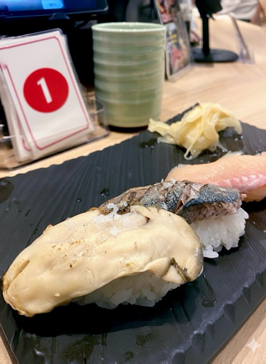 erico_senbero's tweet image. JR海浜幕張駅の改札出て10秒のところに立食い寿司がオープンしていた！
電車まであと15分待ち…という時でもサッとお寿司食べられる天国
ちょい飲みセットもあったよ（1280円）
わたしは今日のおすすめ牡蠣の炙りをいただく
#立喰い寿司ABURI百貫
#海浜幕張
#牡蠣活 241個め