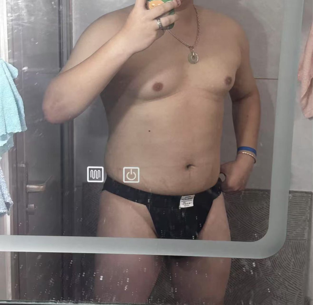 操你妈个骚逼，有没有哪个骚熊0m要来舔爸爸的大鸡吧的，都给我跪着舔，需要深喉奴来伺候爸爸，给爸爸舔爽了爸爸奖励给你吃爸爸46码大脚，贱逼0m快来给你爹上供