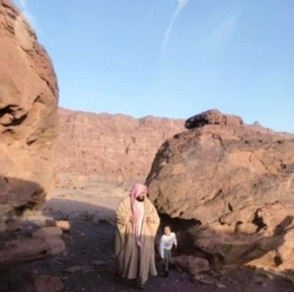 عادت  بي الذكرى لوقفة  وسجات
و شيءٍ  شريط الذاكرة  محتفظبه
أشياء لها في محتوى الذات بصمات
منقو شة  نقش  الكتا بة  بهضبة
واللي مضى ماهو معوّد أليافات
مهما  أنفتل  برشاه وإلاء نقضبه
وتبقى لحلوات المواقف علامات
و أ همّها  شيئ  قضيت الغرضبه
شعر/ راضي مسامح