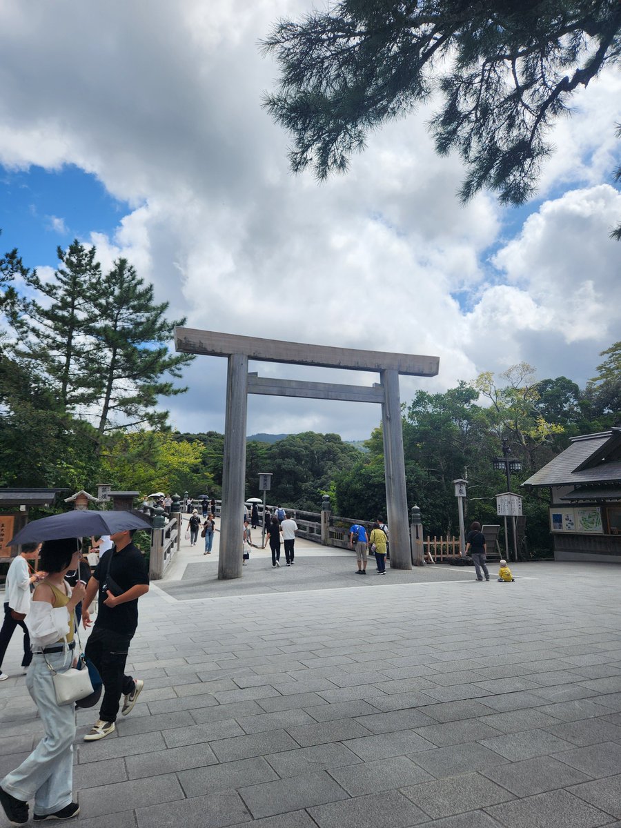 長島通過してからの伊勢神宮🙌
🐶預けれるっていってたから来たけどおっさん３人のほったてごやに預けるだけで大事な坊っちゃんがかわいそうだったから坊っちゃんと2人で嫁たちが帰ってくるのを待機🤣
みてるかみてないかわからないい状況で嫌だし🤣
