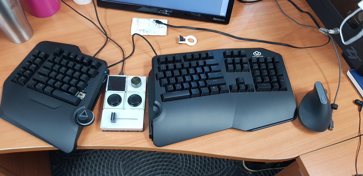 하루 8시간, 야근하면 10시간 이상, 크런치 기간엔 14시간도 넘게 쓰는 작업 도구에는 적당히 돈을 쓰는게 맞다고 생각합니다. ㅇㅇ