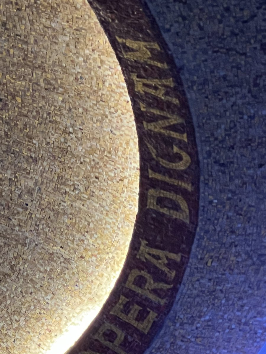 Inscription latine au siège de l’#OMPI #WIPO à Genève : Du génie humain naissent toutes les oeuvres d’art et d’invention, oeuvres qui encadrent une vie digne pour les hommes. Il faut que le zêle de l’État considère avec attention les arts et les inventions pour les protéger. »