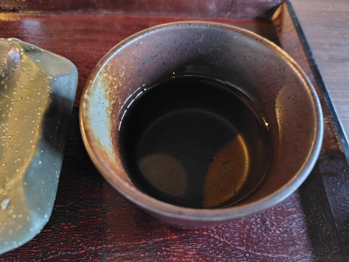 はい、おやつです。とろサバのにんにく塩麹揚げと埼玉県の地酒を。サバの身は、フワフワでやわらかく、塩麹とにんにく、サバの旨味が仲良くおいしさを生み出している。そこに、地酒あわせれば、黄金の方程式が成り立つというわけです（意味不明）