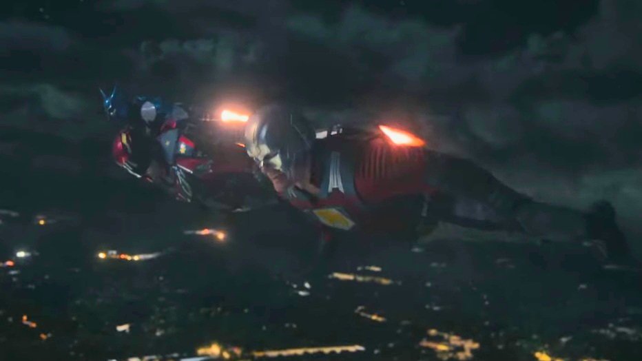 Trato una y otra vez arreglar mis errores. Pero no sé si la redención es posible aquí. Asique me quedaré en la otra dimensión.

Atesoraré la vida, superare mis traumas y seré el buen hombre allá que nunca pude ser aquí. No estén tristes, los amo a todos.