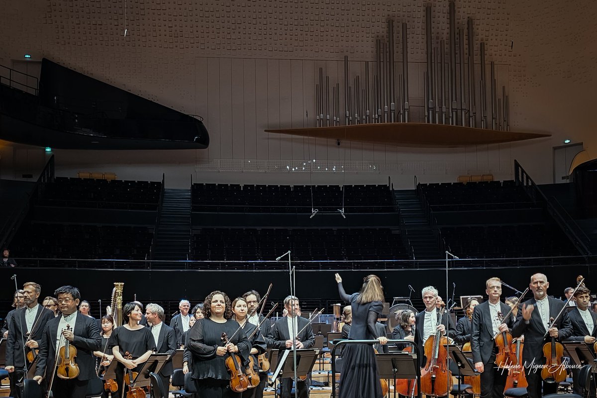 helene_mahln's tweet photo. 🎶 Bravo @OrchestreParis conducted by @itselimchan with #pianist #LucasDebargue for this beautiful #concert at the @philharmonie de #Paris ! 👏👏👏
🎼 #Gershwin #PianoConcerto in F.
🎼 #Rachmaninov; #AaronCopland; #JoanTower.
📷 @helene_mahln - 2025 sept.18
#classicalmusic https://t.co/E09pPMHGSa