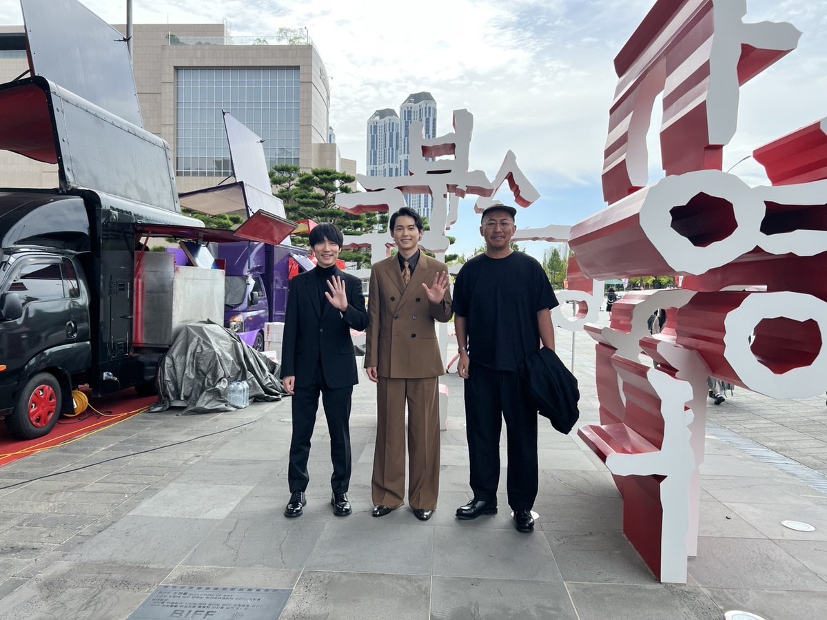 映画『旅と日々』【公式】 (@tabitohibi) on Twitter photo ˗ˏˋ 𝐍𝐞𝐰𝐬 ˎˊ˗
𝟷𝟶.𝟷𝟶 ㊎ 公開『#秒速5センチメートル』チーム🎬
#奥山由之 監督×#松村北斗 さんと、
#三宅唱 監督が #釜山国際映画祭 で夢の大集合!
松村さん×三宅監督は
映画『#夜明けのすべて』以来の再会✨
#映画旅と日々 𓆞𓆟꙳⋆
𝟷𝟷.𝟽 ㊎ 公開
<a href="/5cm_movie_2025/">『秒速5センチメートル』映画公式アカウント</a>
<a href="/yoakenosubete/">映画『夜明けのすべて』大ヒット上映中</a> ˗ˏˋ 𝐍𝐞𝐰𝐬 ˎˊ˗
𝟷𝟶.𝟷𝟶 ㊎ 公開『#秒速5センチメートル』チーム🎬
#奥山由之 監督×#松村北斗 さんと、
#三宅唱 監督が #釜山国際映画祭 で夢の大集合!
松村さん×三宅監督は
映画『#夜明けのすべて』以来の再会✨
#映画旅と日々 𓆞𓆟꙳⋆
𝟷𝟷.𝟽 ㊎ 公開
<a href="/5cm_movie_2025/">『秒速5センチメートル』映画公式アカウント</a>
<a href="/yoakenosubete/">映画『夜明けのすべて』大ヒット上映中</a>