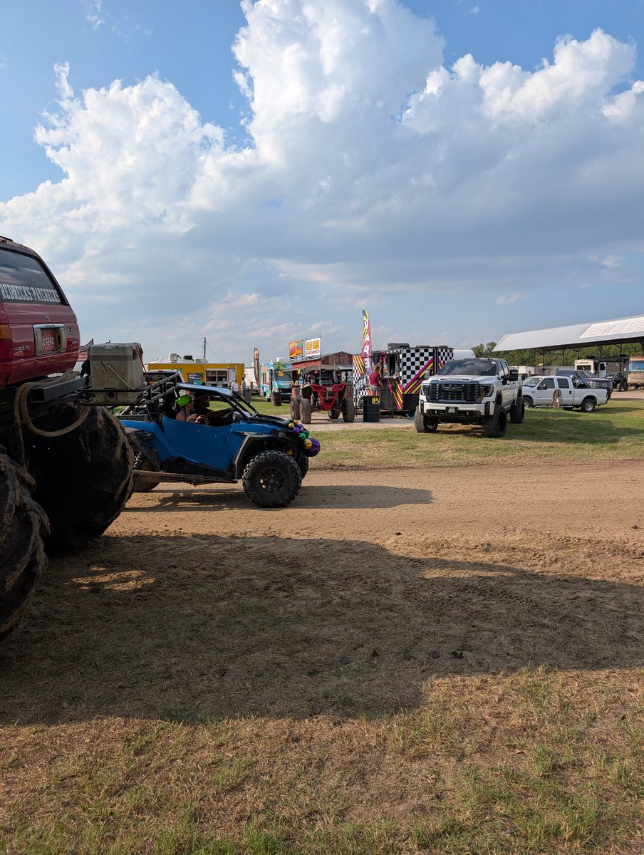 LeftySki85280's tweet image. Rednecks with paychecks was amazing tonight!