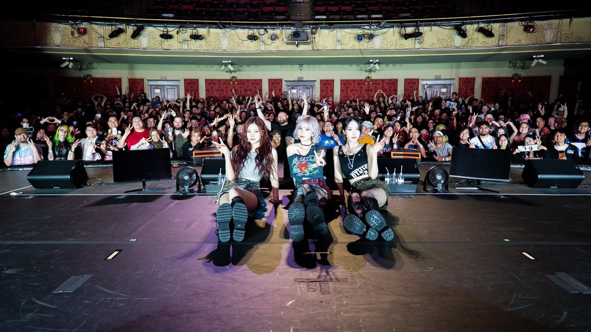 VIVIZ_official's tweet photo. [#VIVId_dayZ] 📸

2025 VIVIZ WORLD TOUR [NEW LEGACY] in CHICAGO 완료✨

멀리 돌아온대도 결국 만나게 될 걸 우리 나비들❤️ 어디 가지 말고 꼬옥 붙어있자🫂

#VIVIZ #비비지
#EUNHA #은하 
#SINB #신비 
#UMJI #엄지
#NEW_LEGACY https://t.co/ex1irWztqu