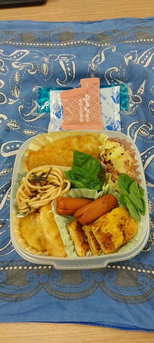araki_yasuharu's tweet photo. #今日のお弁当
今日はとても涼しく寒いくらいです。お弁当しっかり食べて、体温上げていきます。午後も頑張ろうー。 https://t.co/NcljOxiFBj