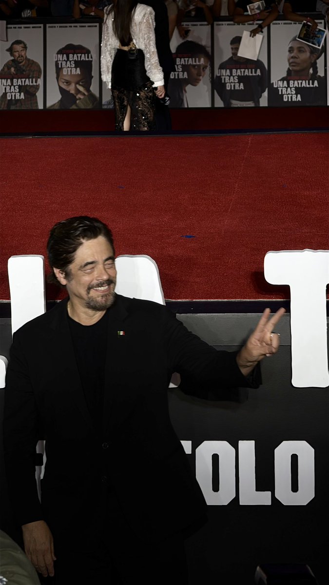 Moveeks's tweet image. Terminando la alfombra roja de #UnaBatallaTrasOtra, donde estuvieron #LeonardoDiCaprio, #BenicioDelToro, #ChaseInfiniti y el director #PTAnderson
@WBPictures_Mx