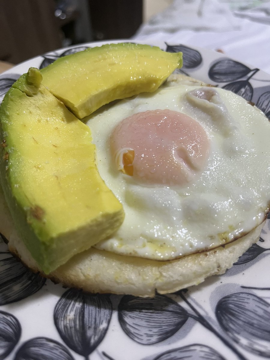 No importa la hora siempre quiero arepita simple, huevo y aguacate 🥑