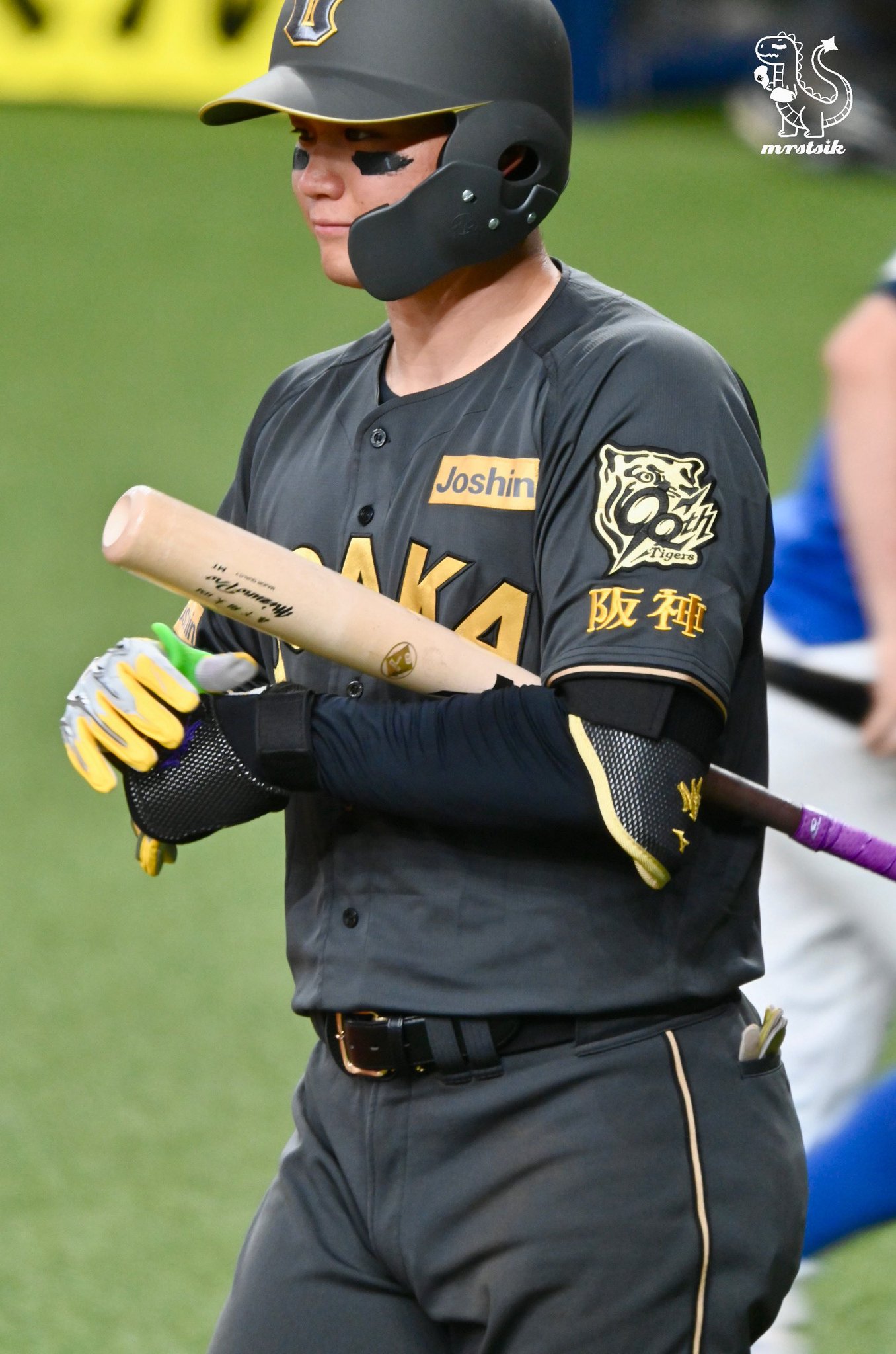 森下翔太　ブラックユニフォーム 写真映像部】ブラックダイナマイトシリーズのユニホームを披露
