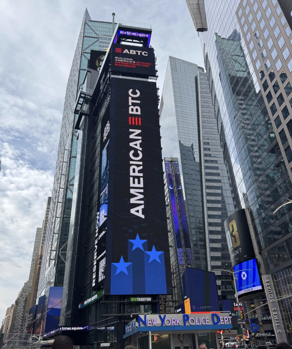 CryptoNewsHntrs's tweet image. 🚨 JUST IN 🚨

MASSIVE BILLBOARD FOR THE TRUMP FAMILY
#BITCOIN MINING COMPANY SPOTTED IN NEW YORK CITY! 🏙️💥

#TrumpFamily #BitcoinMining #Crypto #NYC #Billboard #Blockchain #CryptoNews