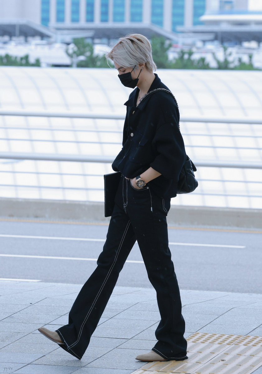 Yangyang with???? full black clothes??? not baggy pants???? not converse or chunky shoes????? his ipad case is now black??????? what is happening???????