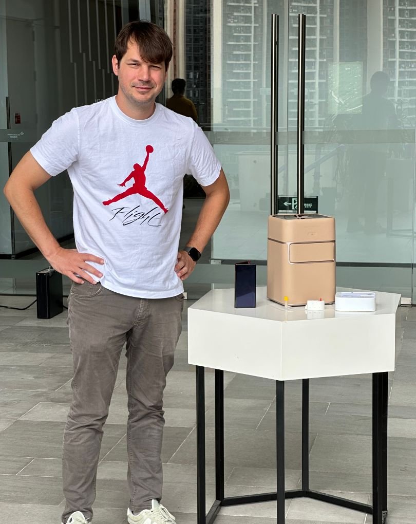 MikeDubrovsky's tweet photo. @siphoxhealth's hardware is starting to look so good that the team is doing spontaneous photoshoots in the middle of their 12-hour-days sprint with our contract manufacturer.

🦊 🩸