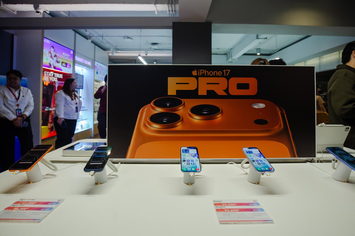 True_Thailand's tweet image. ทรู สร้างมิติใหม่ดูแลลูกค้า
ส่งมอบ iPhone 17Pro และ iPhone Air ยกระดับประสบการณ์ด้วย “โปรข้ามเวลา” 0 บาทที่เกิดขึ้นจริงแล้ว trueblog.info/blog/iphone17
.
#Truedtac5GiPhone17Pro
#StayTrue
#โปรข้ามเวลา
#iPhone17Pro
#BESTwithTRUE5G
#โอปอลสุชาตา
#เทพลีลา #jungperses
#PERSES_TH #JimmySea