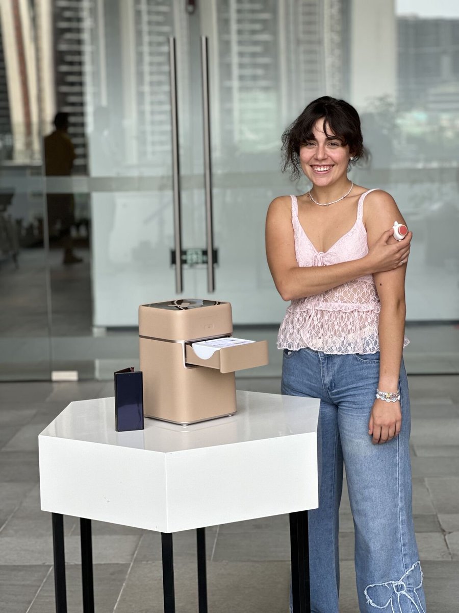 MikeDubrovsky's tweet photo. @siphoxhealth's hardware is starting to look so good that the team is doing spontaneous photoshoots in the middle of their 12-hour-days sprint with our contract manufacturer.

🦊 🩸
