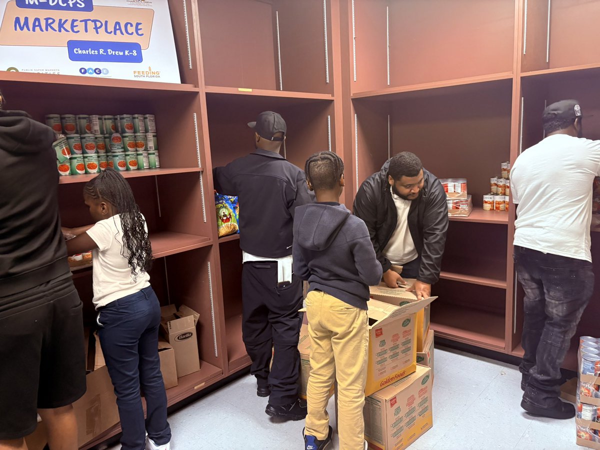 charlesdrewk8's tweet image. We’re still soaring from the incredible energy at our Fathers In Action Read-A-Thon! A huge thank you to all the fathers and father figures who joined us and also gave us a hand in setting up our school’s food pantry. GOOOO RAMSSS!!! 🐏💙
#yourbestchoicemdcps #fathersinaction