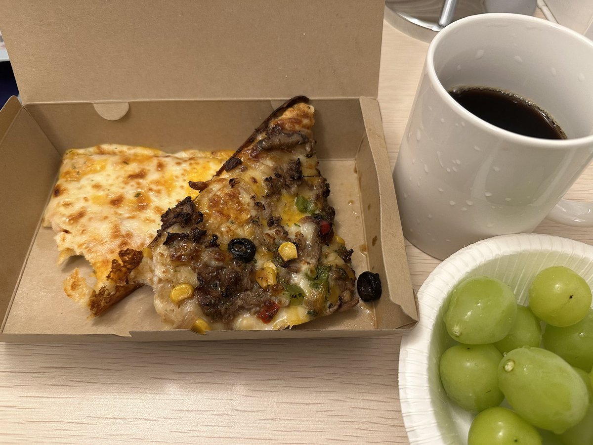 駅で買った🍕が思いのほか美味しすぎた😋食べかけw