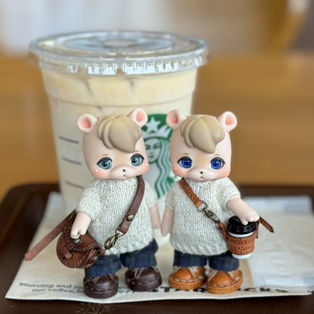 teddypoodle117's tweet photo. みー様のトリミング待ちです🐩
めろちゃんと久しぶりに会ってぷこ渡しました🐻🐻双子コーデ✨

ニット@small_knitting様
バッグ@prettyangel_m様
ドリンクホルダー@mimiko_clover様
パンツは自作
ディーラー様素敵な作品をありがとうございます！ https://t.co/oj179jZsgc