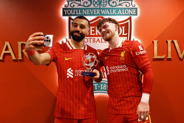 Mercado_Ingles's tweet photo. Mohamed Salah a Harvey Elliott:

"Serás recordado por tu lealtad y dedicación cada vez que te llamen. Te vas como un campeón, y no me cabe duda de que lograrás grandes cosas en tu nuevo club (Aston Villa). Tienen suerte de contar contigo". https://t.co/FgthP4mNea