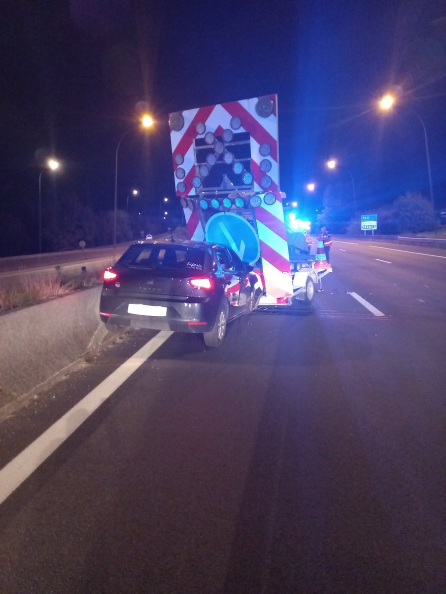 🚨 STOP 🚨Deux véhicules d'intervention ont été percutés cette nuit sur <a href="/A61Trafic/">Autoroute A61</a>  et sur <a href="/A64Trafic/">Autoroute A64</a> lors de 2 accidents différents. 
 32 véhicules depuis janvier, c'est TROP ! Restez vigilant, faites une pause toutes les 2h et respectez le corridor de sécurité.