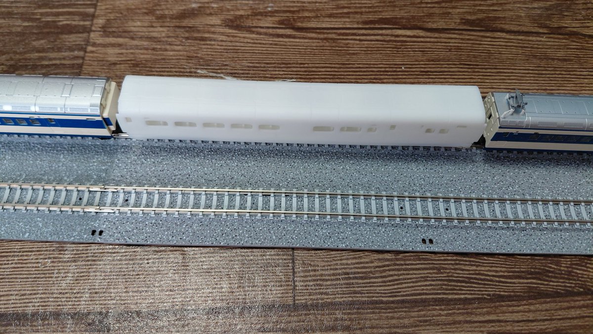 KiWRX's tweet image. #JLC3DP から0系中間車の試作品が届いた！
そのままだと少し反ってるけど組み立て・走行は問題なし。これはお湯でいけるかな？
ただルーバーやスカートの通風口のディテールが出てないので要検討。
あとカプラーがプラプラするし伸びっぱなしになってそうだから復元機能も追加したいが…