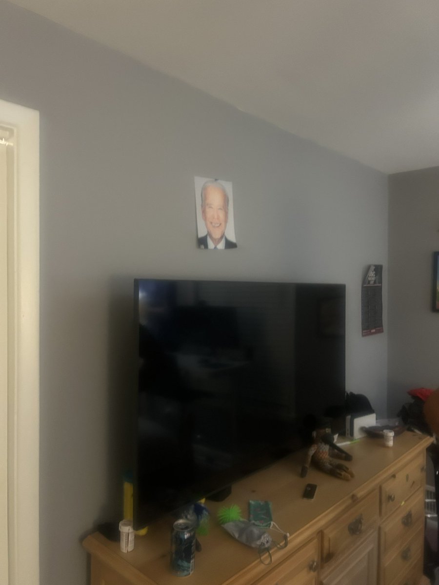 CharlesPoe05's tweet photo. Get me out of this room https://t.co/BvjeO1aUqv