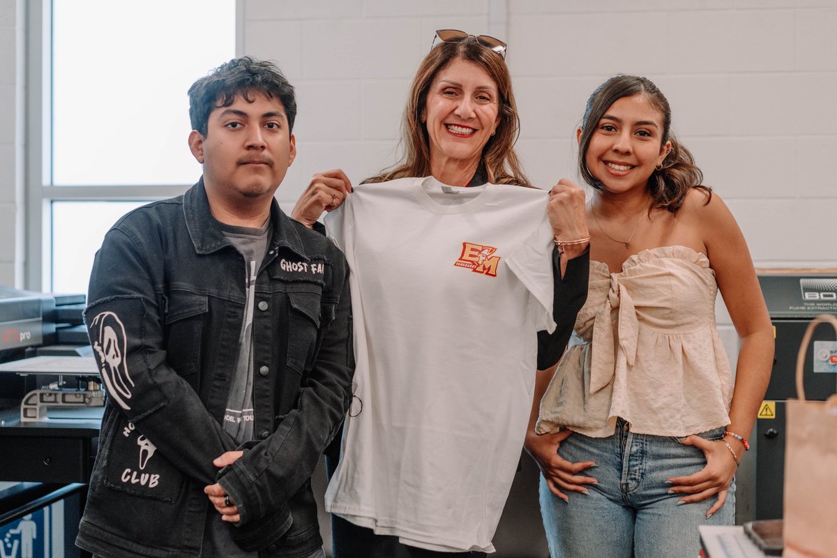 EMHSFrontline's tweet image. Thank you to our wonderful @ousdsuperintendent Monárrez for your visit to @elmodenahs yesterday. We truly appreciated your engagement with our students and your commitment to giving all stakeholders a voice. You have an open invitation to visit us anytime. ❤️💛📰