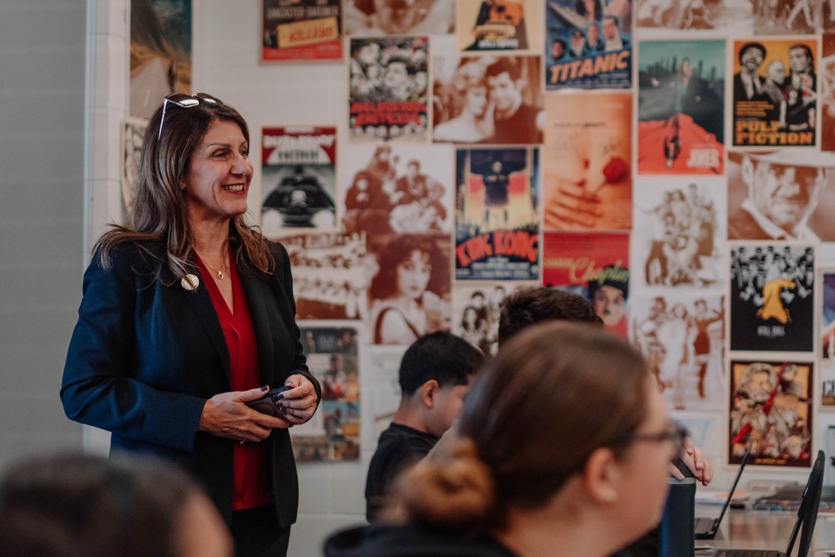 EMHSFrontline's tweet image. Thank you to our wonderful @ousdsuperintendent Monárrez for your visit to @elmodenahs yesterday. We truly appreciated your engagement with our students and your commitment to giving all stakeholders a voice. You have an open invitation to visit us anytime. ❤️💛📰