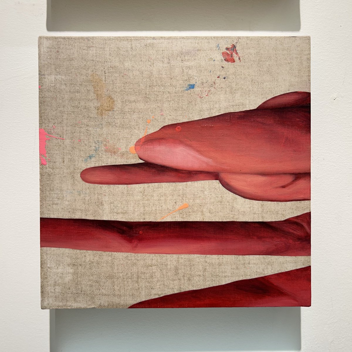 medelgalleryshu's tweet photo. 【OMOTESANDO】

Lea Embeli
『Hand2』
linen on panel,acrylic paint,digital print,air bruush,oil paint
25×25×4cm

Group Exhibition  
『観の輪郭』  -The Self and the Other  
上村 江里 | Eri Uemura
レア・エンベリ | Lea Embeli 
倉敷 安耶 | Aya Kurashiki  
龍羽均 | Long YuJun  
キュレーター：龍羽均  
2025年9月12日〜24日 
13時〜19時 木曜休廊  

MEDEL GALLERY SHU