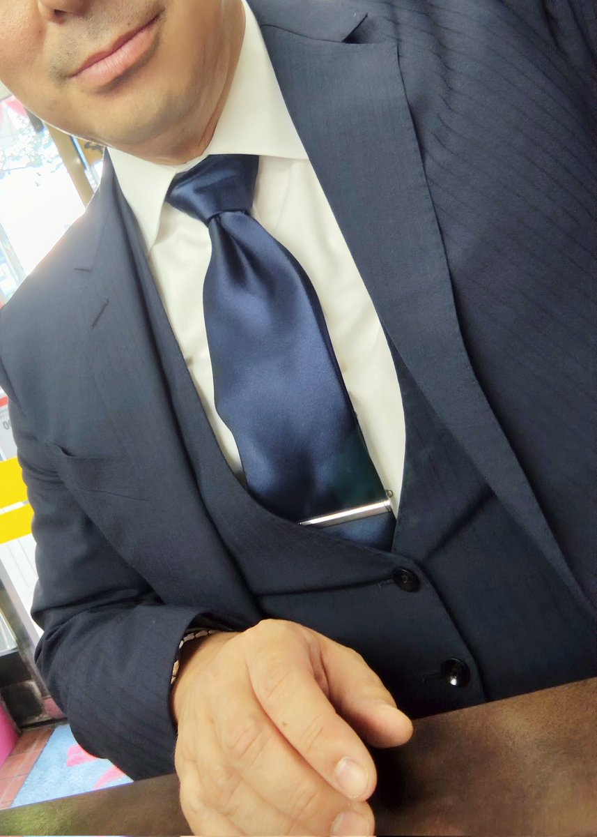 今日は都内に出張。
朝涼しかったので、久々にスリーピース。
今日の気候だと丁度良い感じ。
出張先でもネクタイの人結構いて、違和感ない感じだったし。

ご飯食べて、職場に戻ります！