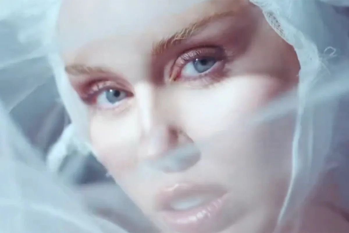 Miley Cyrus has released the deluxe edition of ‘Something Beautiful.’ 

(open.spotify.com/album/3jyvGlsd…)