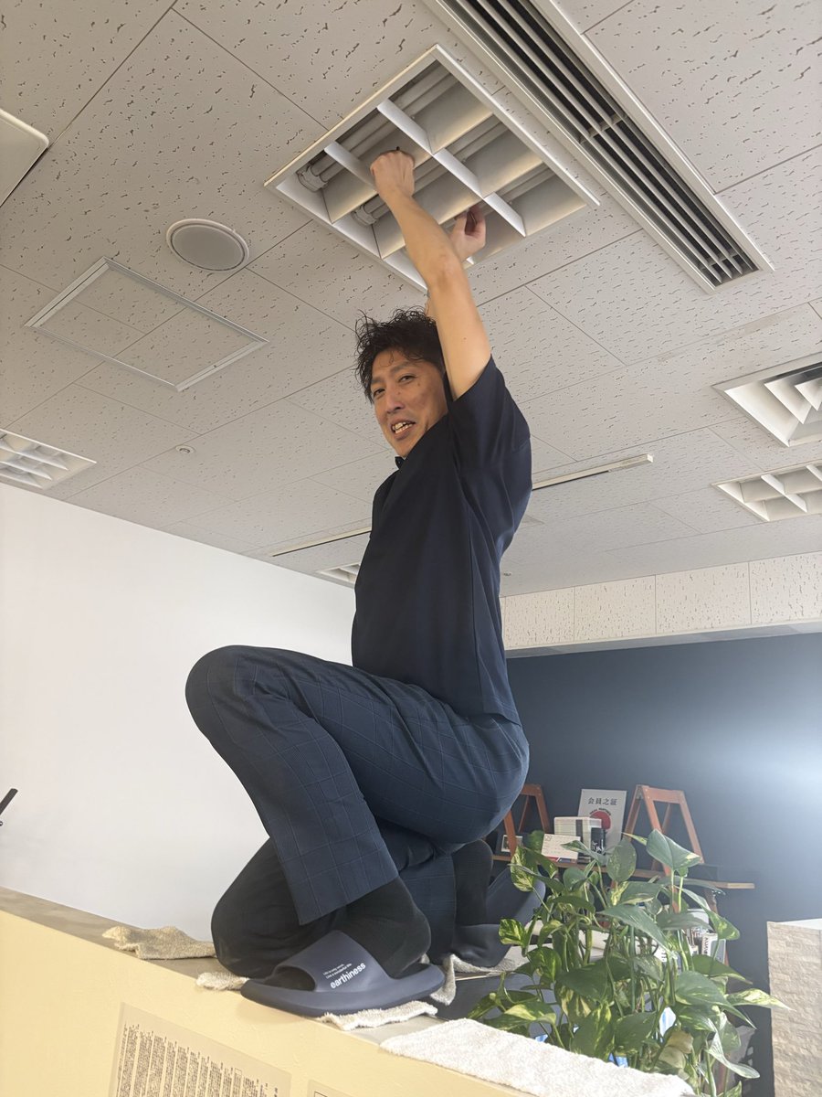 ToyosuReal's tweet photo. 本日もゴージャス茂野さんに電球交換依頼ました！
幕張ベイパークの電球交換はゴージャス茂野まで笑 https://t.co/qLbM0on7kd