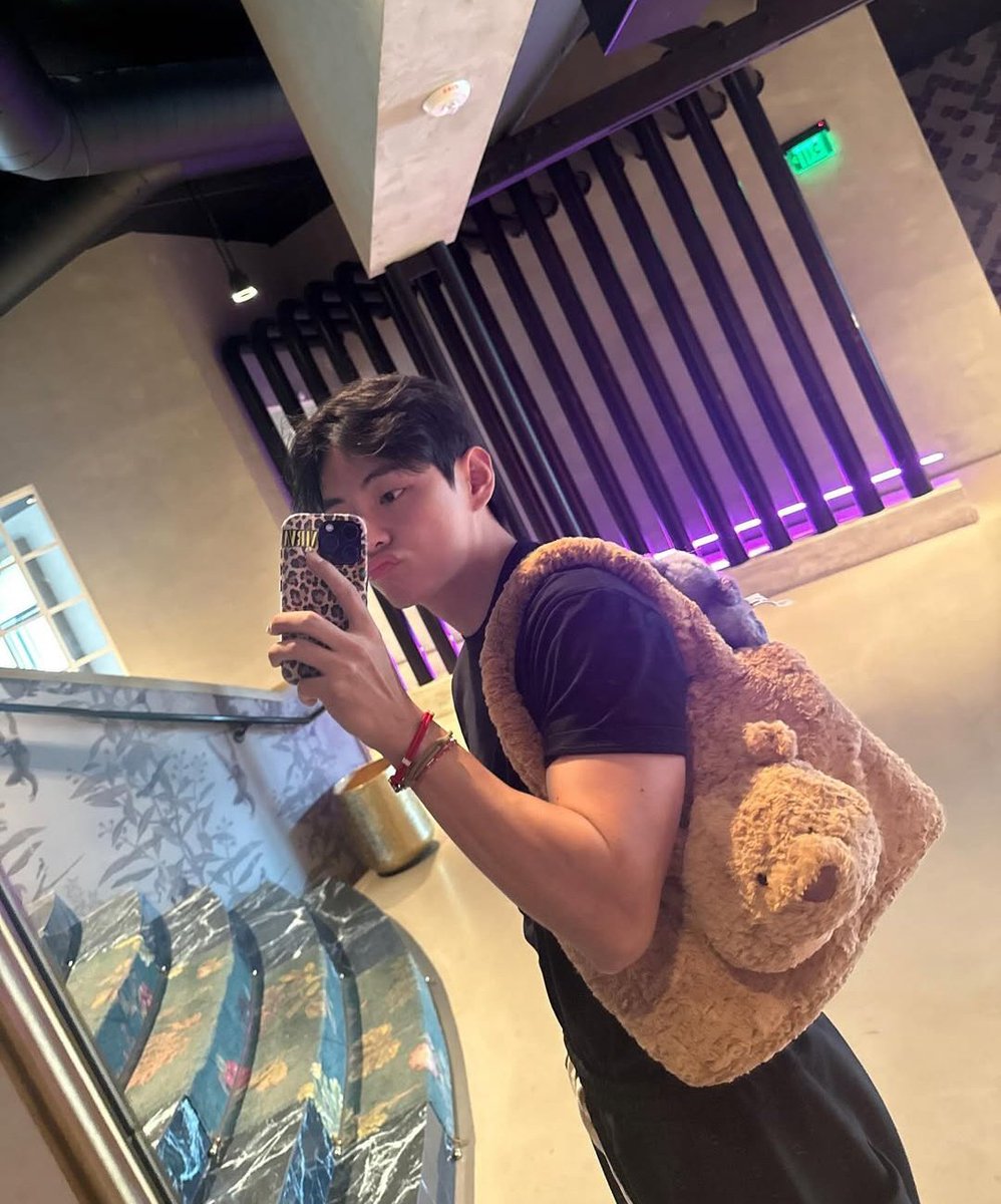 how every gay person pulls up at the gym 😭