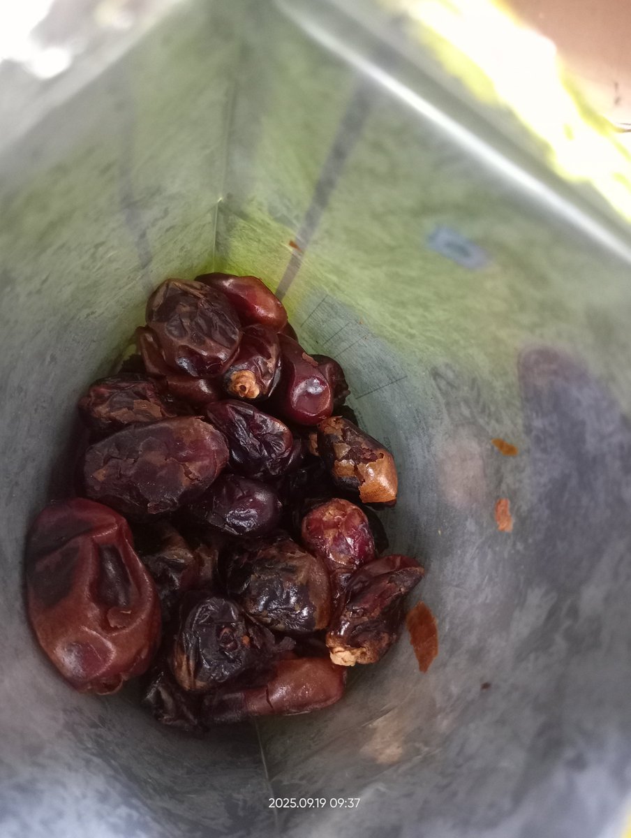 subham213's tweet photo. @JioMart @SMARTBazaarIn 
Purchased yesterday dates when today I open packet looks like rotten and very bad quality https://t.co/CDGe4drL6D